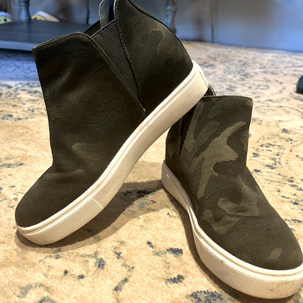 Steve Madden woman wedge camp bootie